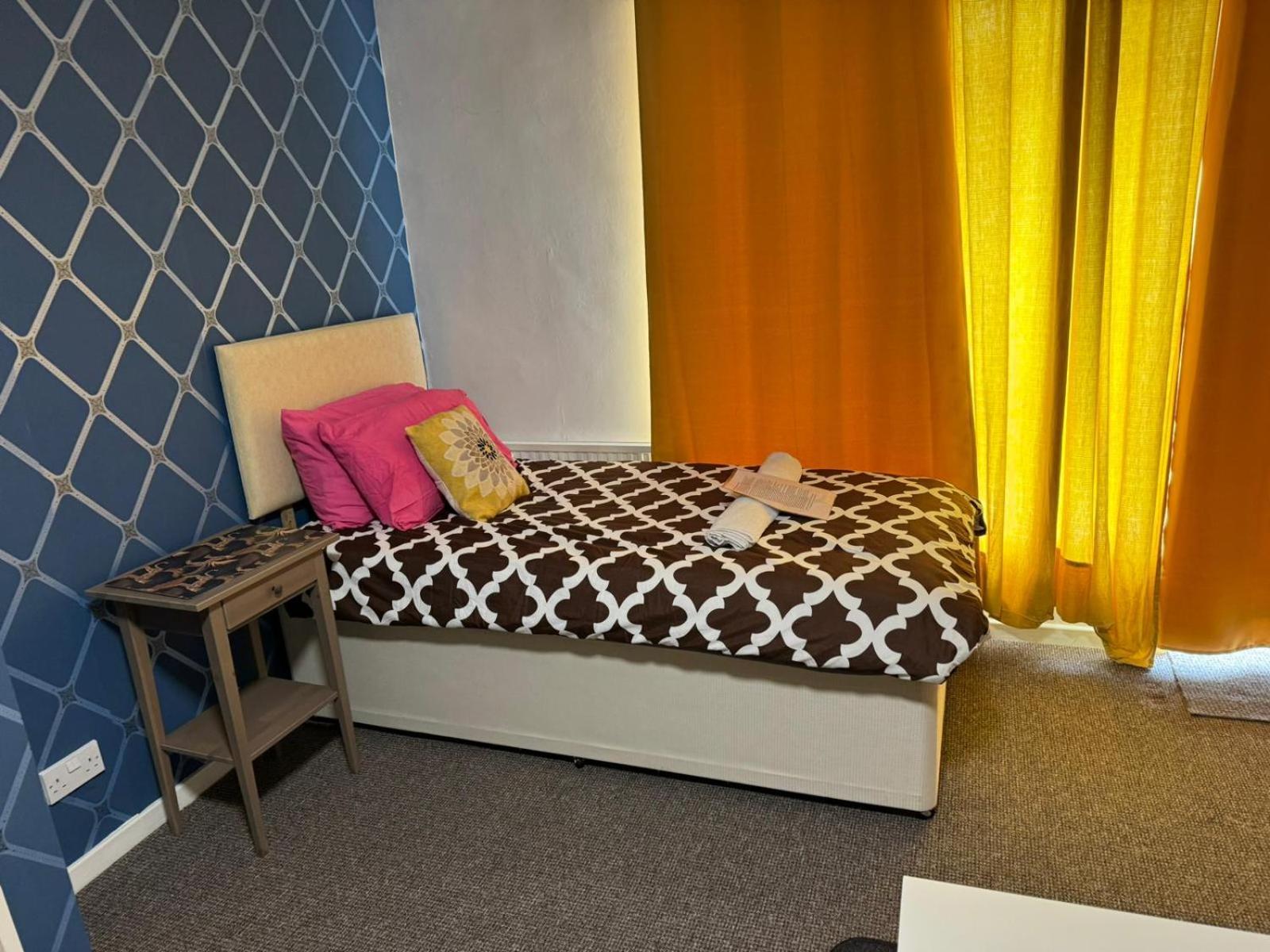 Gatwick Star Night Stay - Gatwick Кроули Екстериор снимка