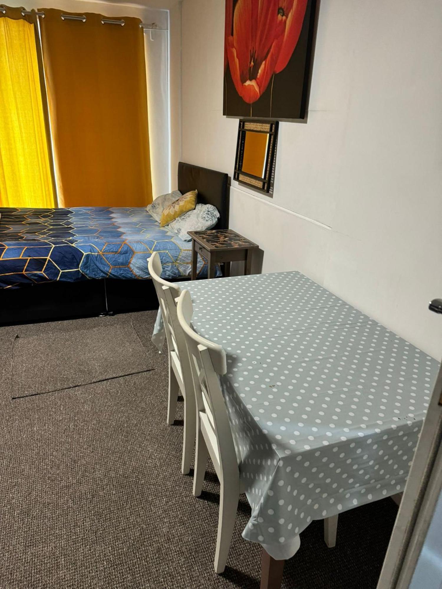 Gatwick Star Night Stay - Gatwick Кроули Екстериор снимка